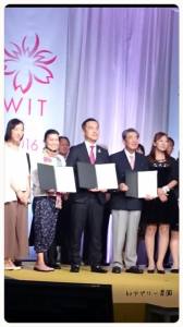 最優秀者に贈られる「みえモデル賞」を受賞。右隣は鈴木英敬三重県知事。